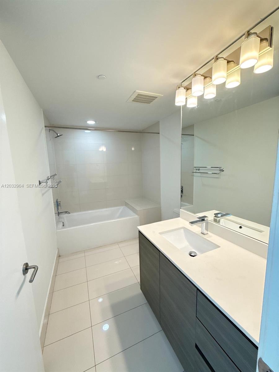 460 NE 28th St #1907, Miami FL 33137