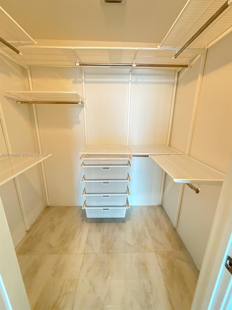 460 NE 28th St #1907, Miami FL 33137