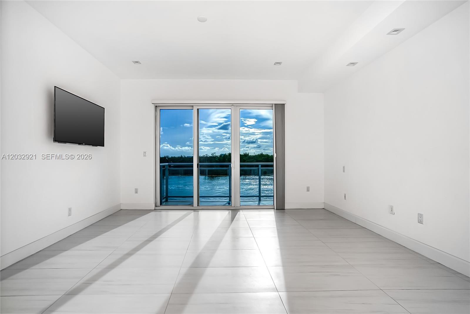 Hollywood FL 33019 - A12032921