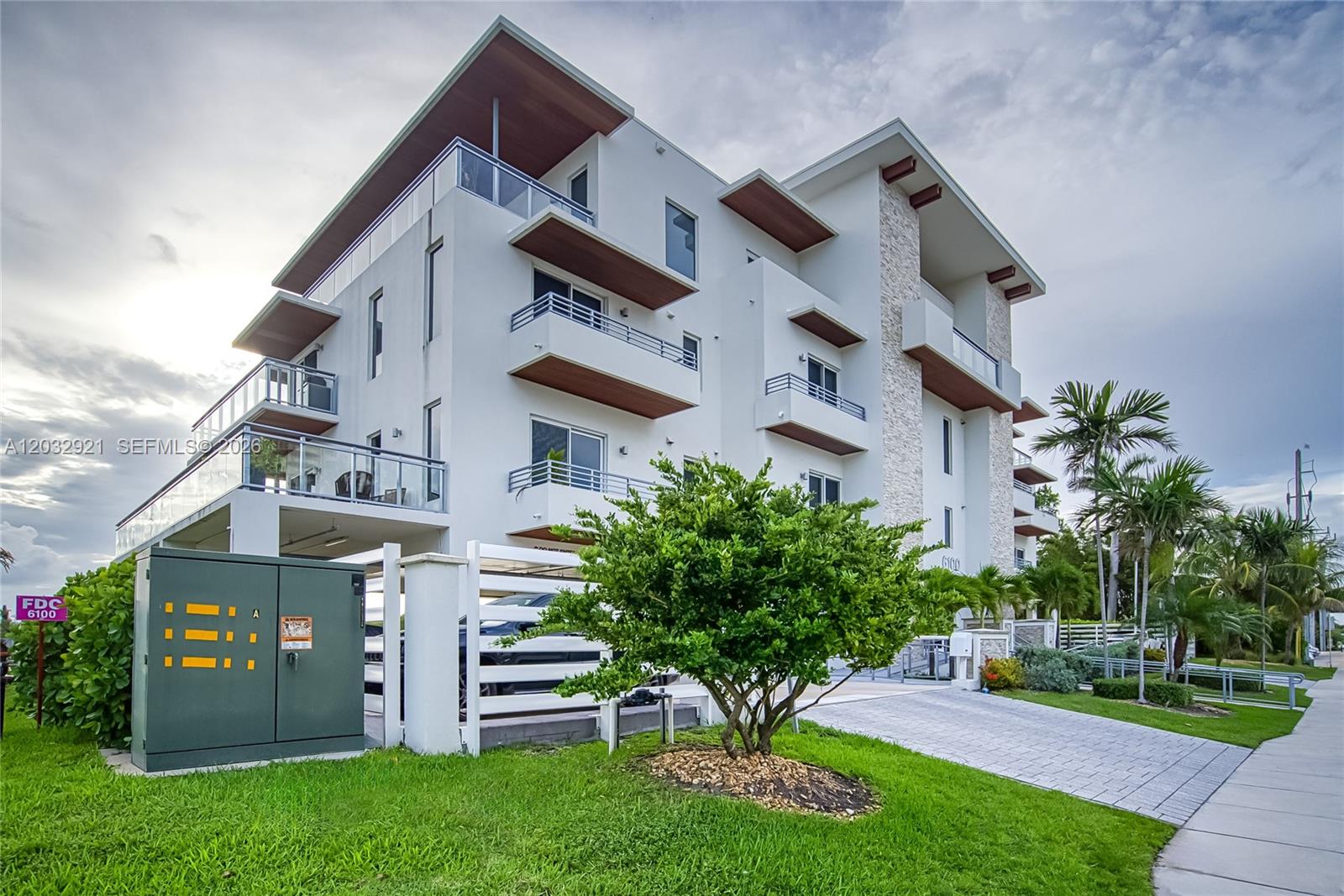 Hollywood FL 33019 - A12032921