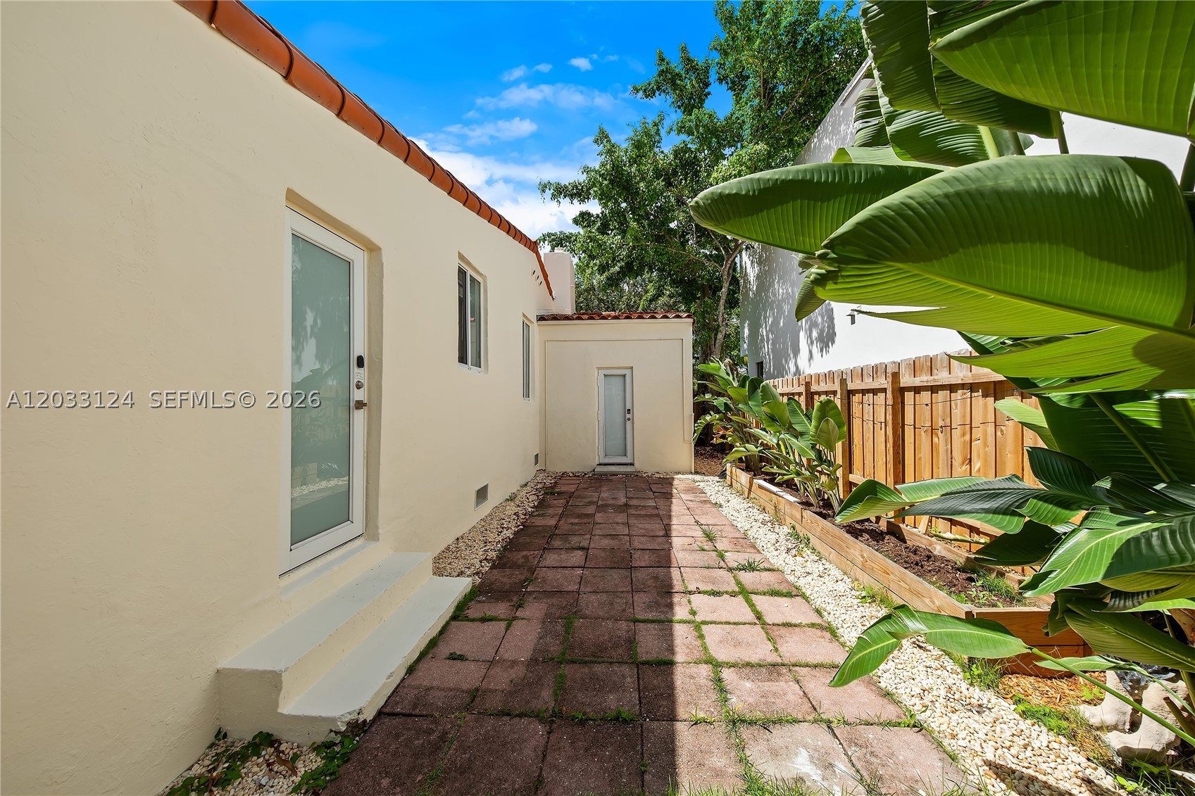 565 NW 44th St, Miami FL 33127