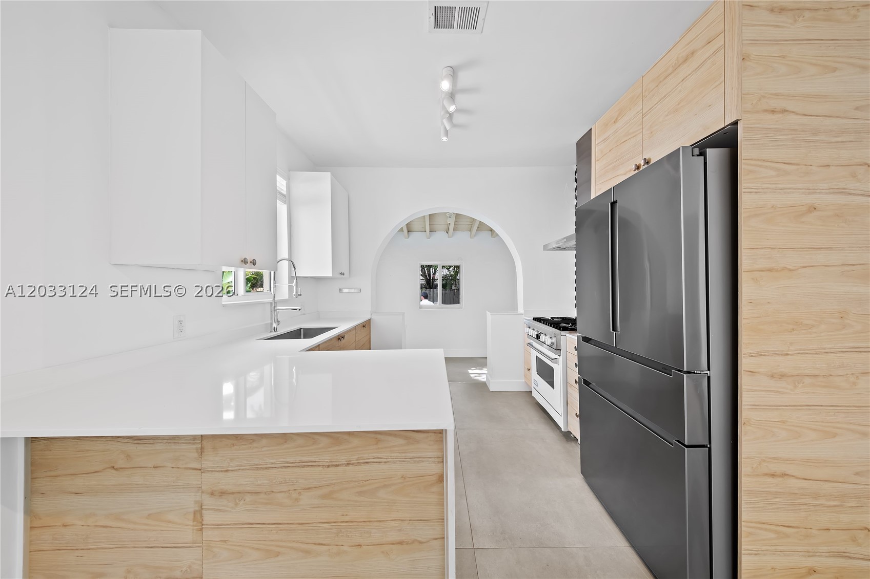 565 NW 44th St, Miami FL 33127
