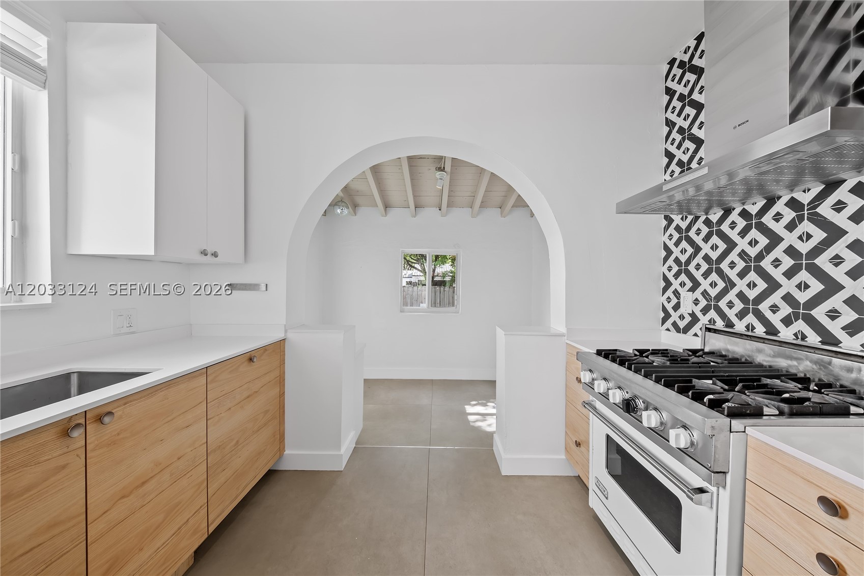 565 NW 44th St, Miami FL 33127