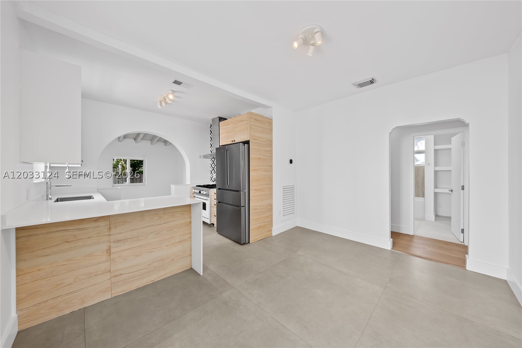 565 NW 44th St, Miami FL 33127