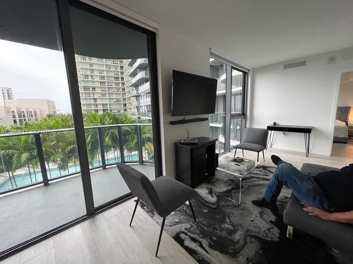 121 NE 34th St #1015, Miami FL 33137
