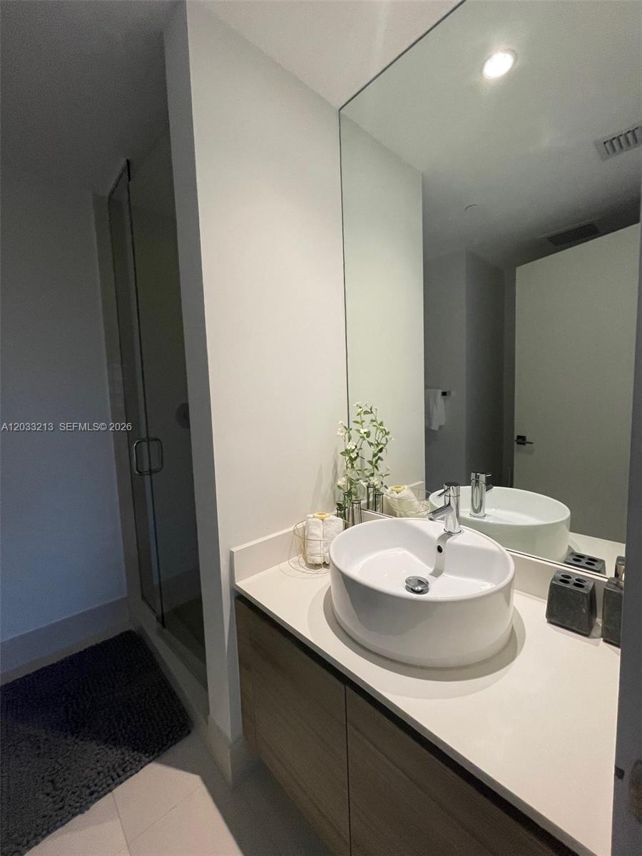 121 NE 34th St #1015, Miami FL 33137