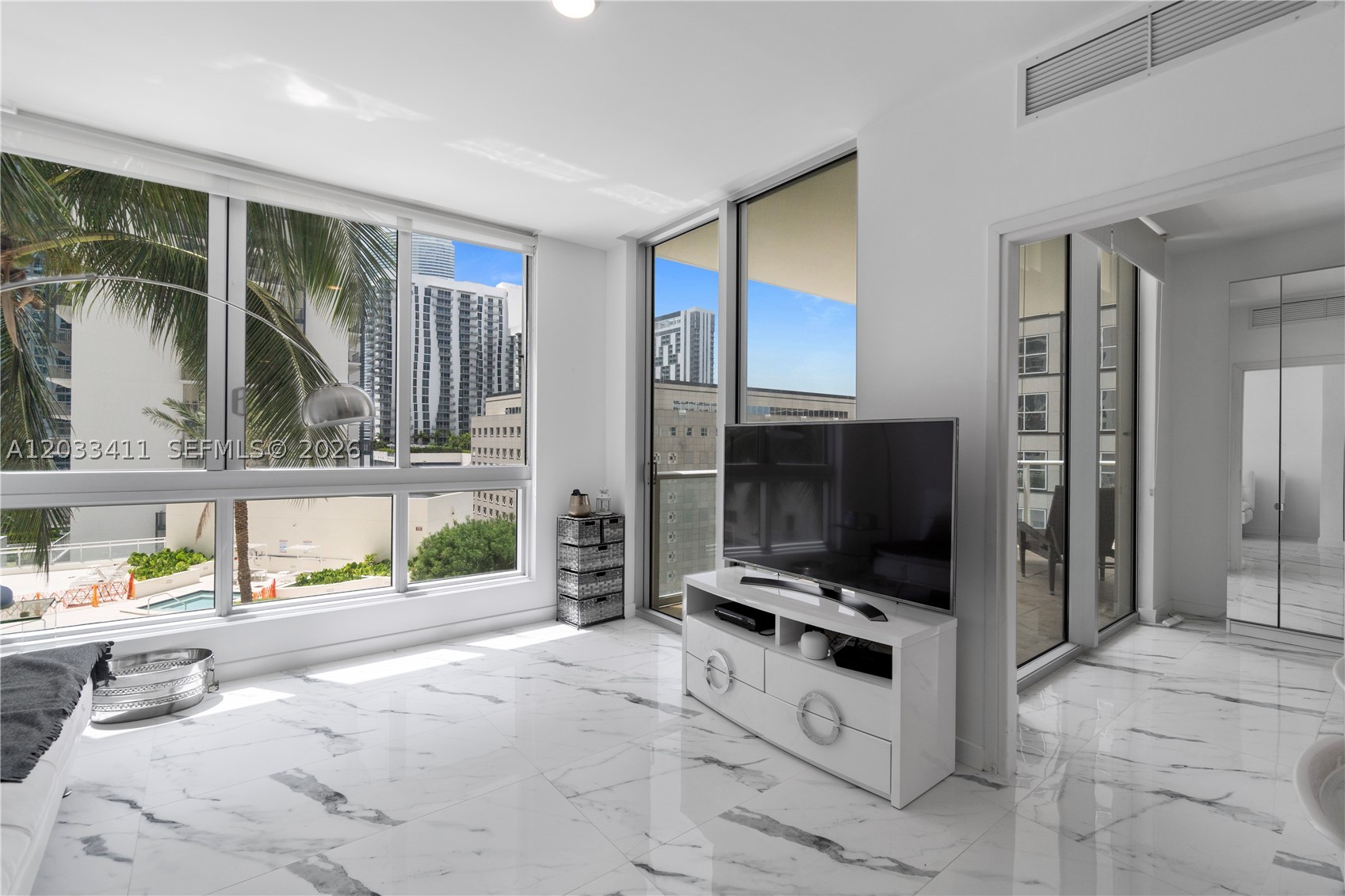 300 S Biscayne Blvd #T-1411, Miami FL 33131