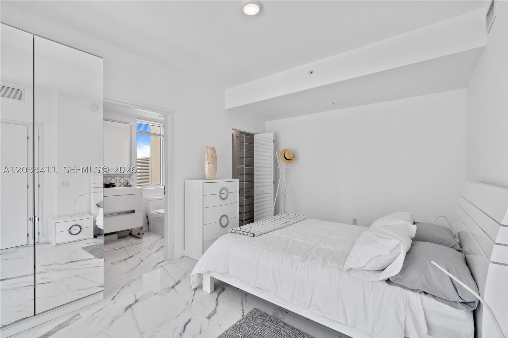 300 S Biscayne Blvd #T-1411, Miami FL 33131