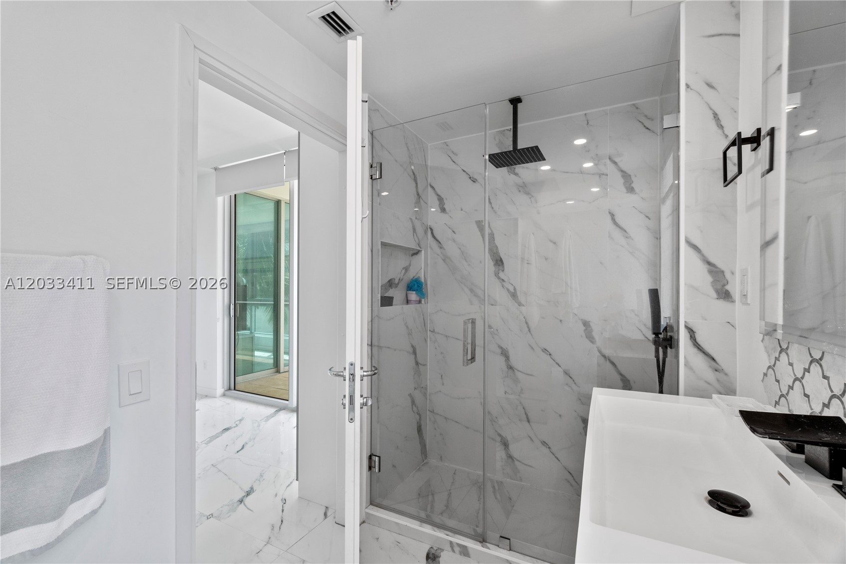 300 S Biscayne Blvd #T-1411, Miami FL 33131