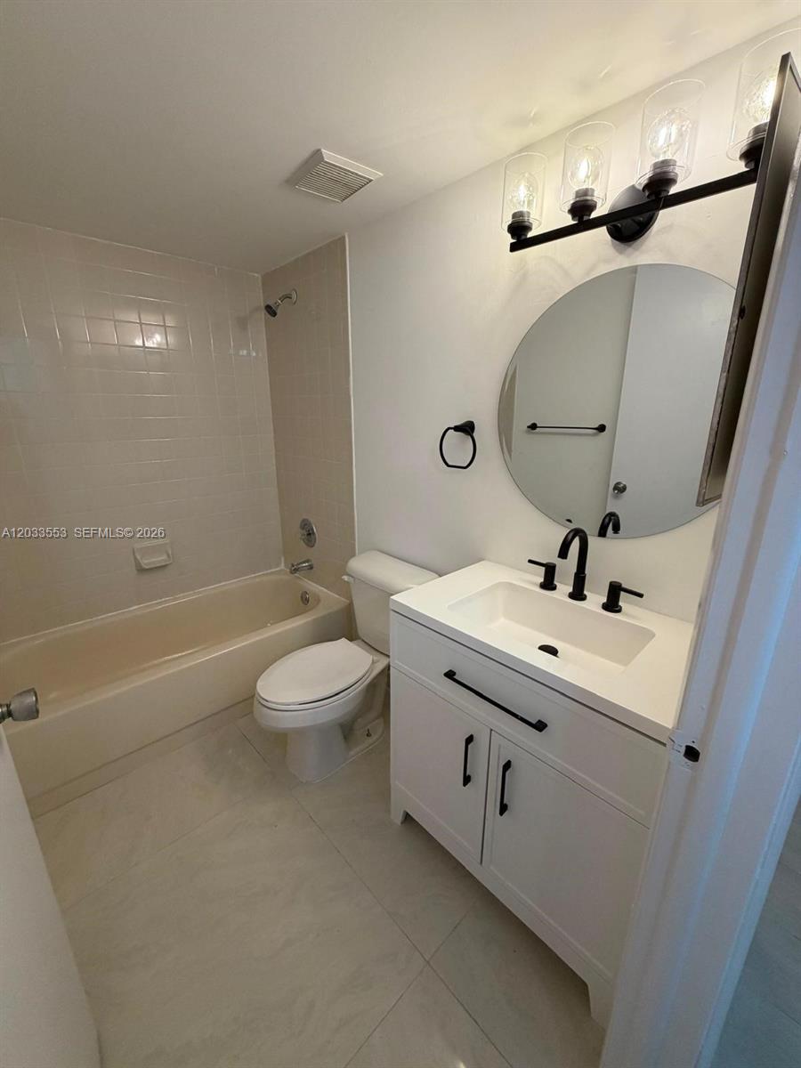 8235 Lake #502, Doral FL 33166