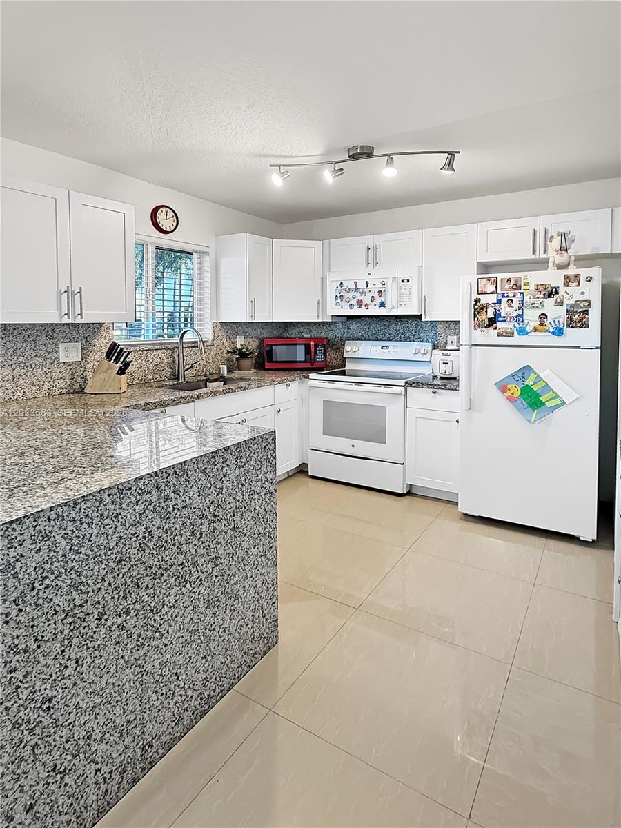 945 NE 34th Ave #204, Homestead FL 33033