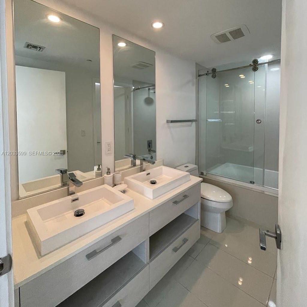 45 SW 9th St #1407, Miami FL 33130