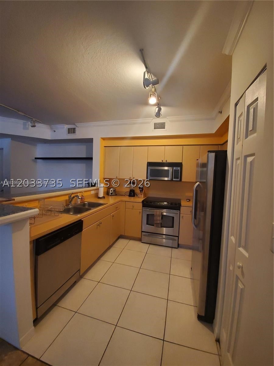 6801 SW 44th St #203, Miami FL 33155