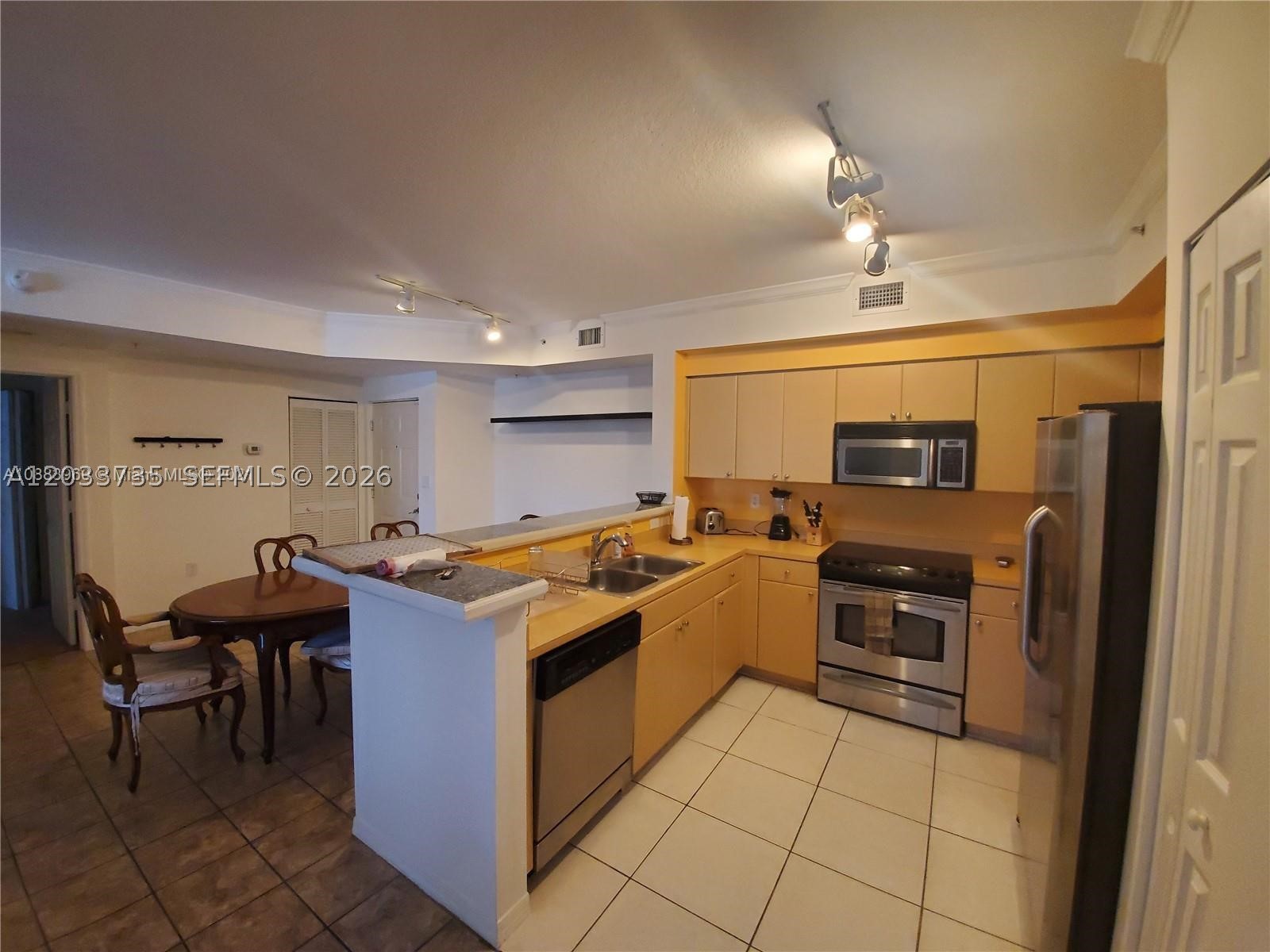 6801 SW 44th St #203, Miami FL 33155