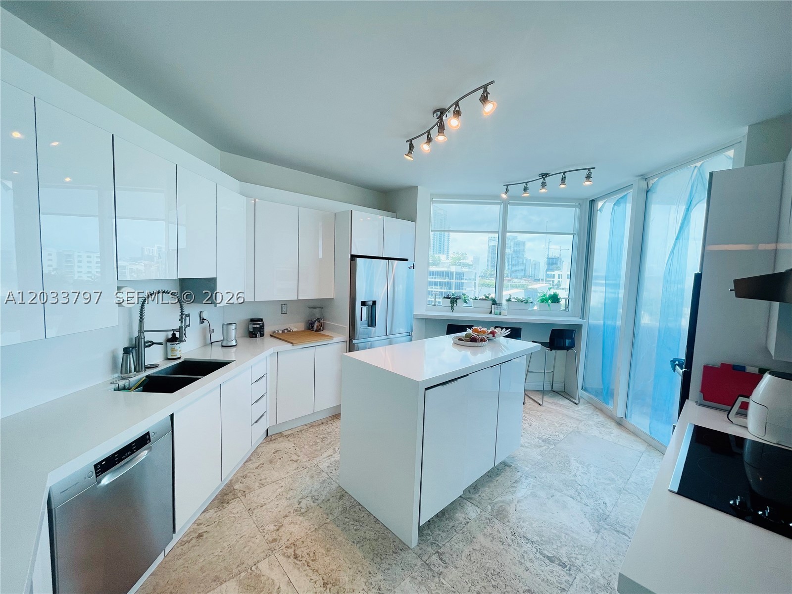 300 S Pointe Dr #705, Miami Beach FL 33139
