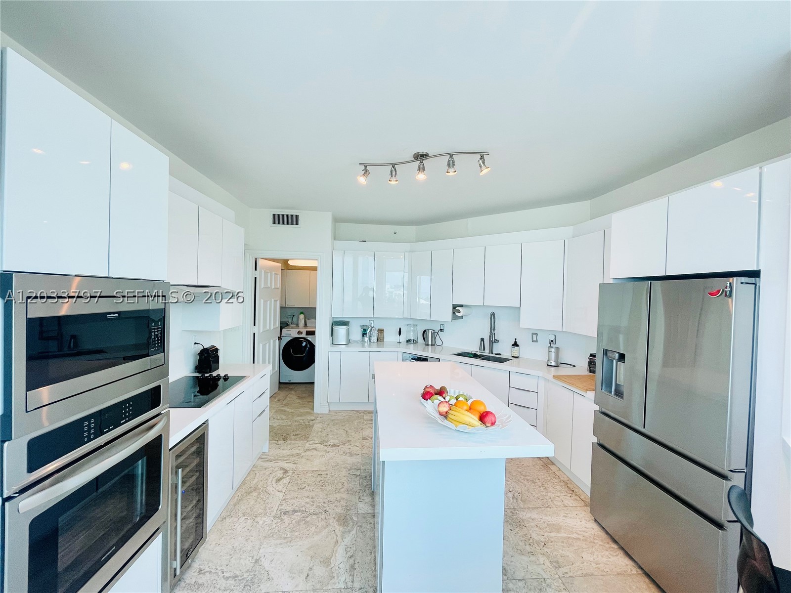 300 S Pointe Dr #705, Miami Beach FL 33139