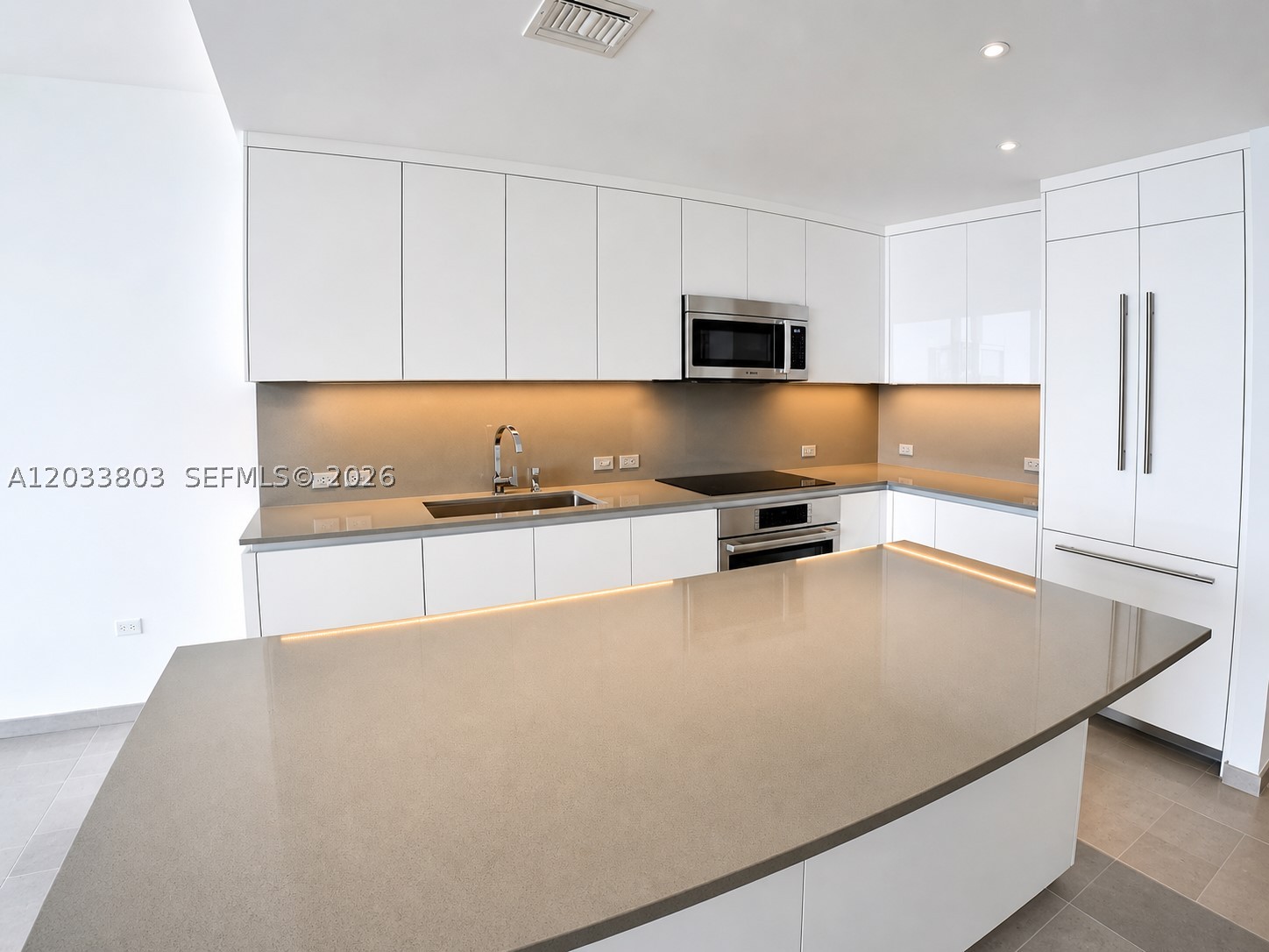 88 SW 7th St #2206, Miami FL 33130