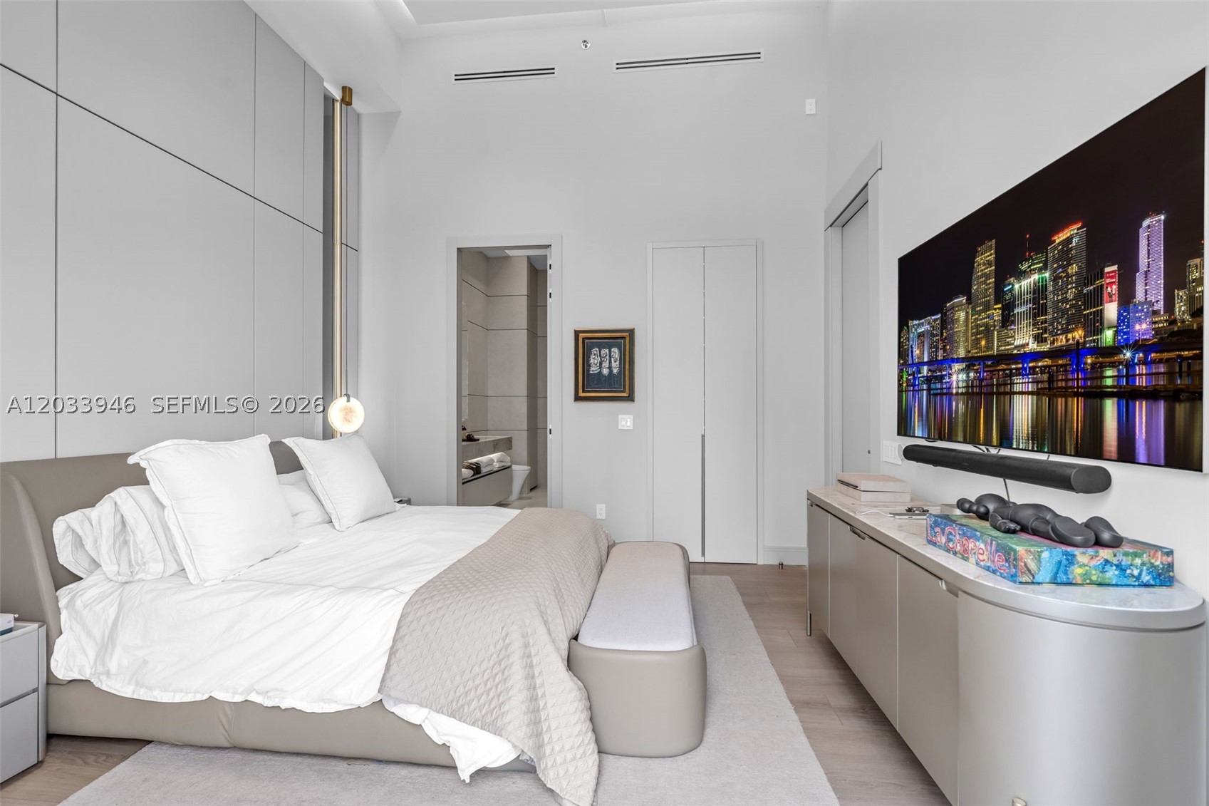 475 Brickell Ave #2215, Miami FL 33131