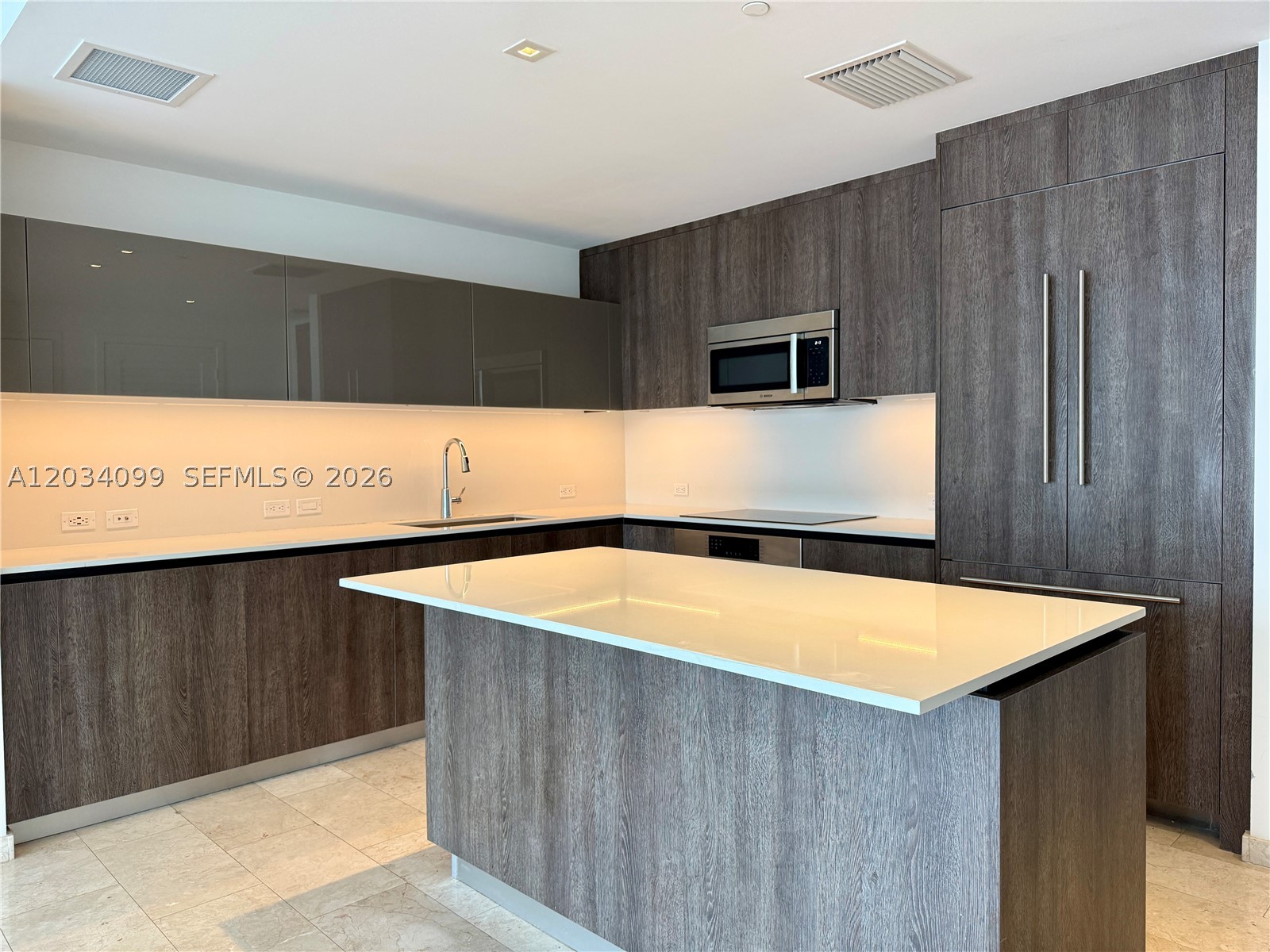 68 SE 6th St #1108, Miami FL 33131
