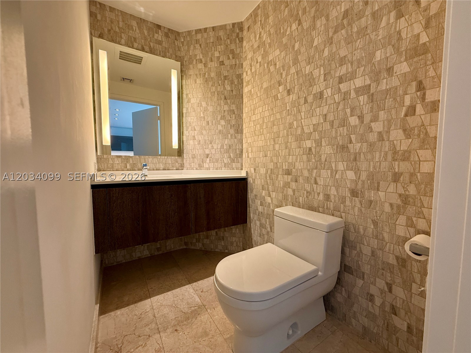 68 SE 6th St #1108, Miami FL 33131