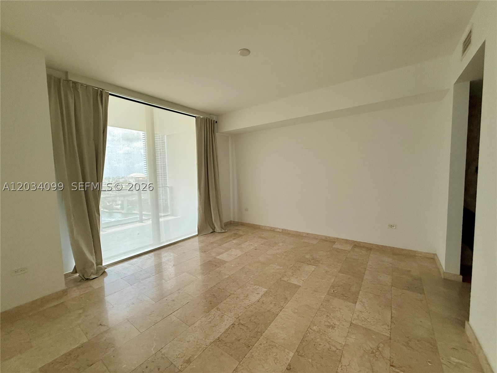68 SE 6th St #1108, Miami FL 33131