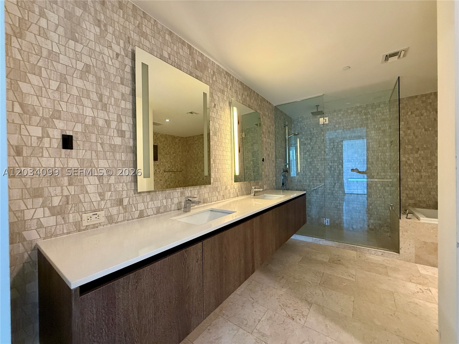 68 SE 6th St #1108, Miami FL 33131
