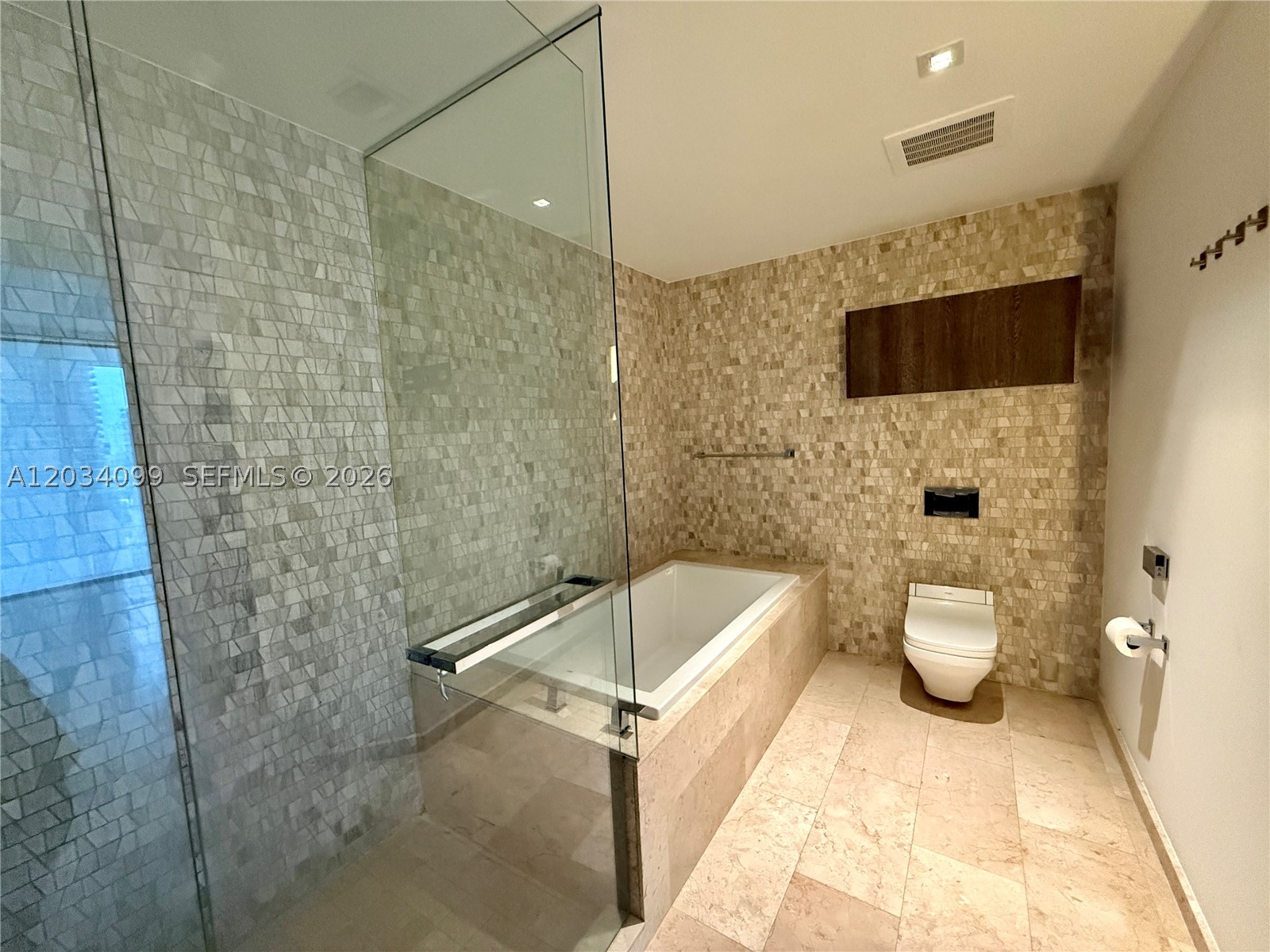 68 SE 6th St #1108, Miami FL 33131