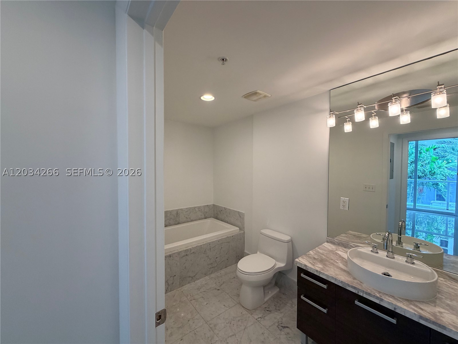 253 NE 2nd St #1006, Miami FL 33132