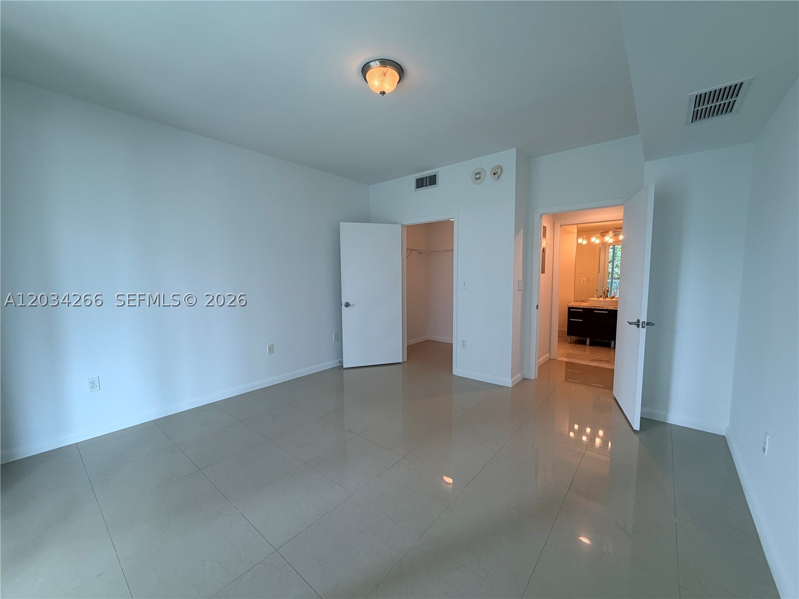 253 NE 2nd St #1006, Miami FL 33132