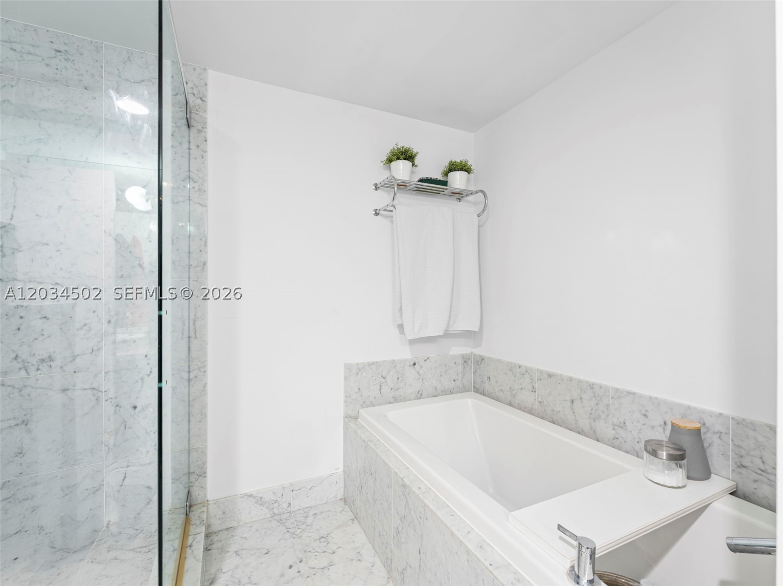 253 NE 2nd St #1801, Miami FL 33132