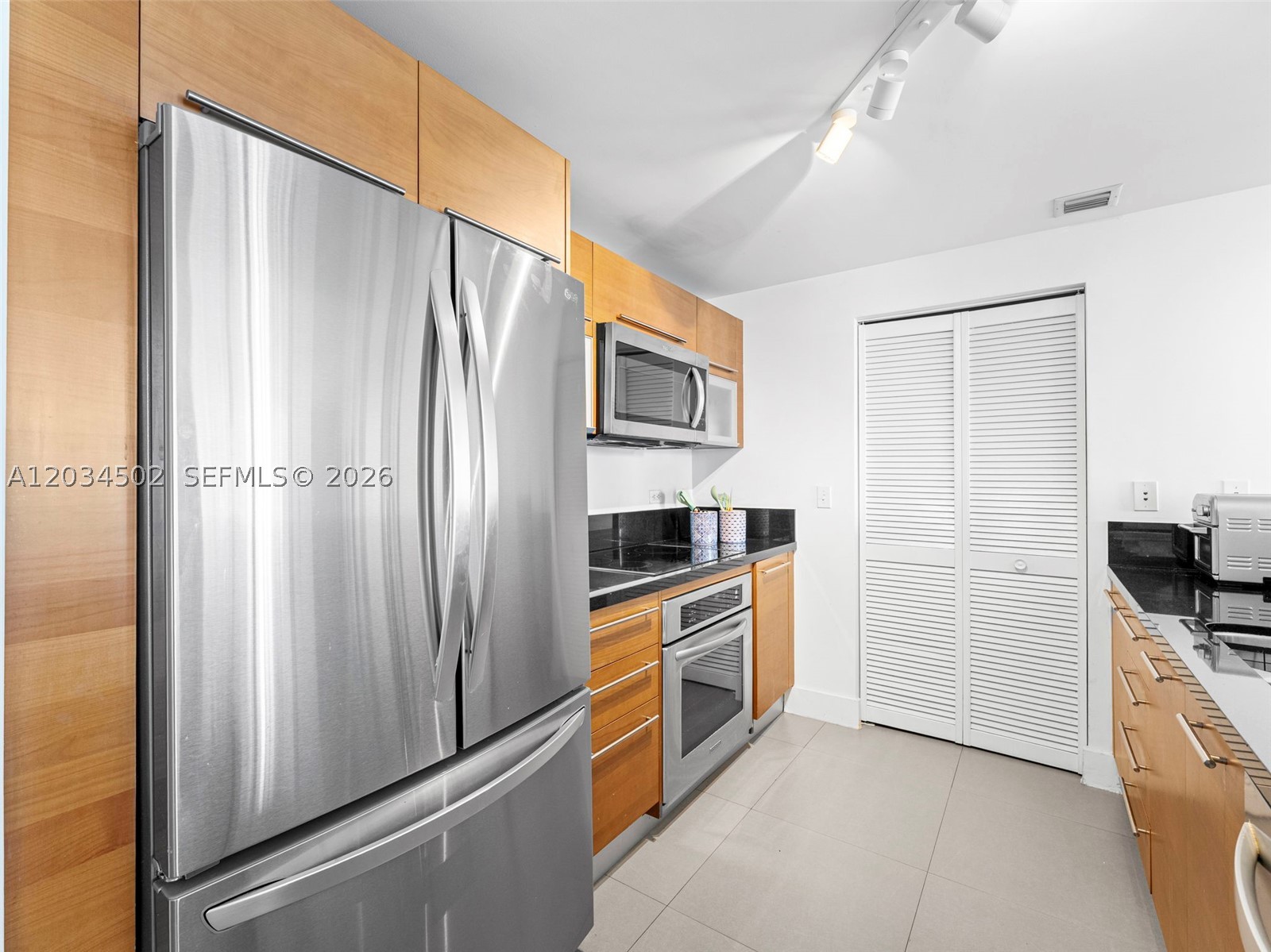 253 NE 2nd St #1801, Miami FL 33132