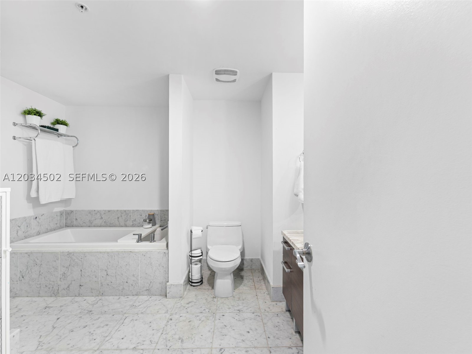 253 NE 2nd St #1801, Miami FL 33132