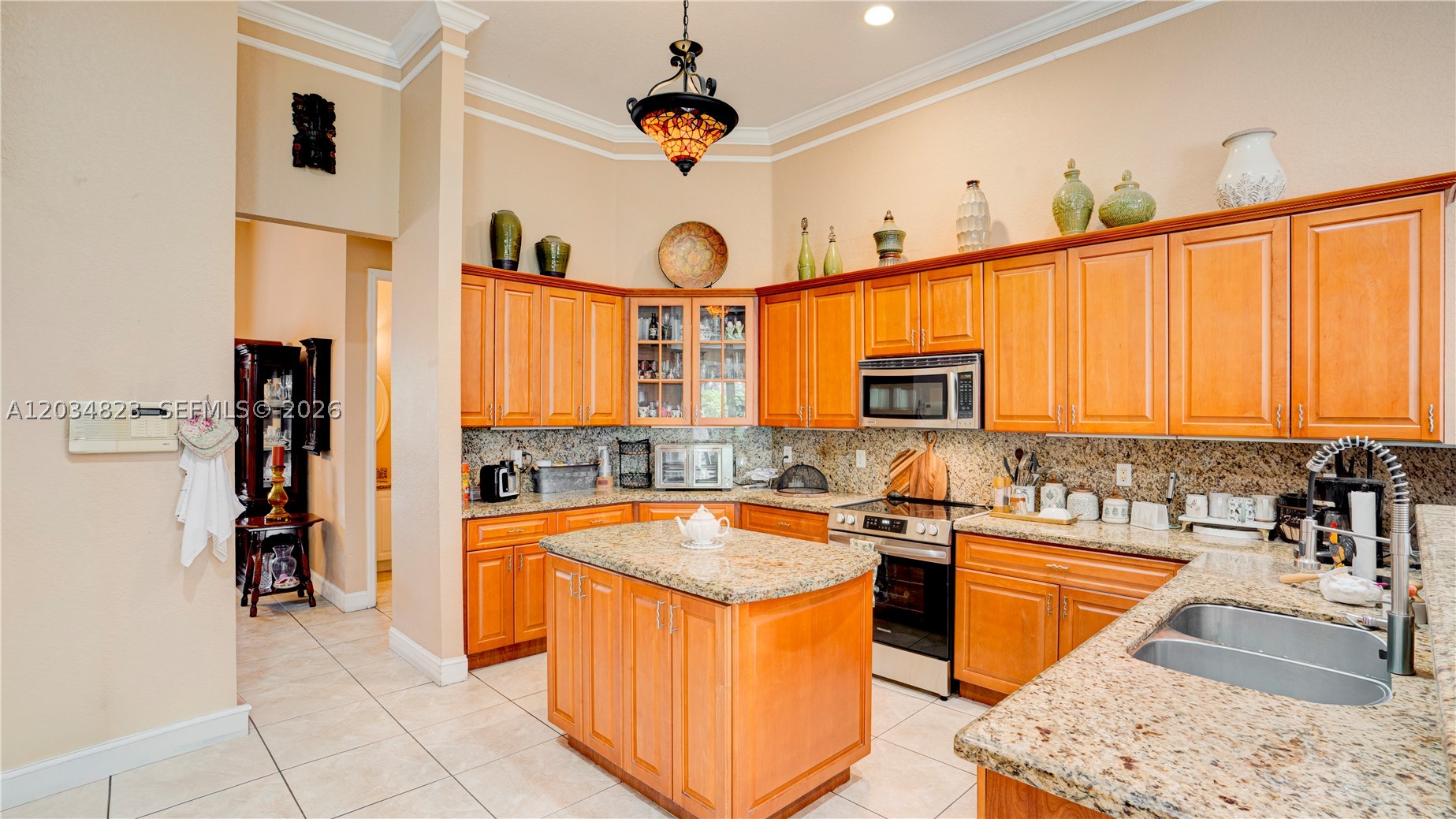 9810 NW 137th St, Hialeah Gardens FL 33018