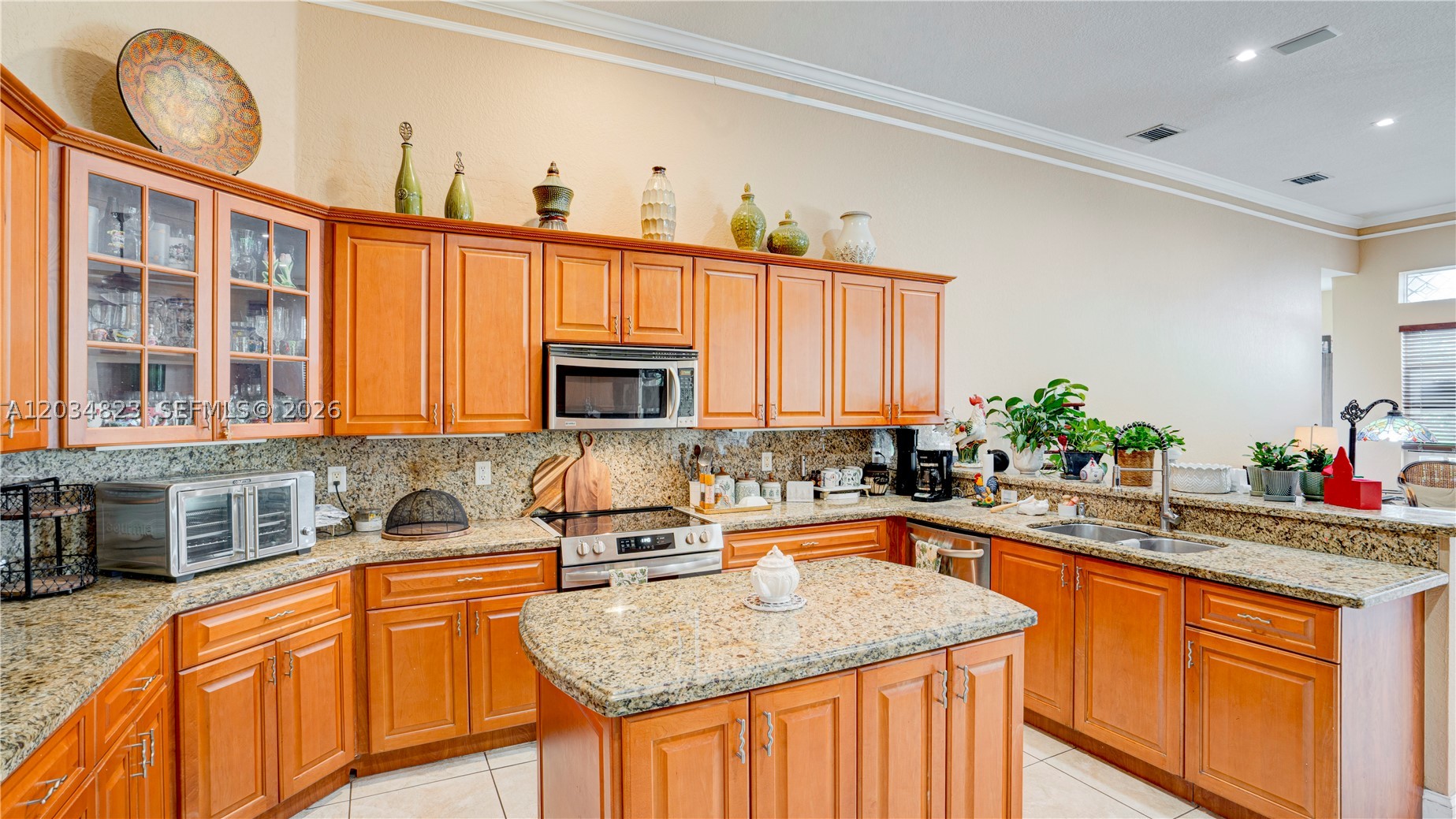 9810 NW 137th St, Hialeah Gardens FL 33018