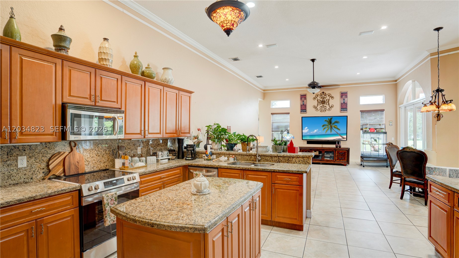 9810 NW 137th St, Hialeah Gardens FL 33018