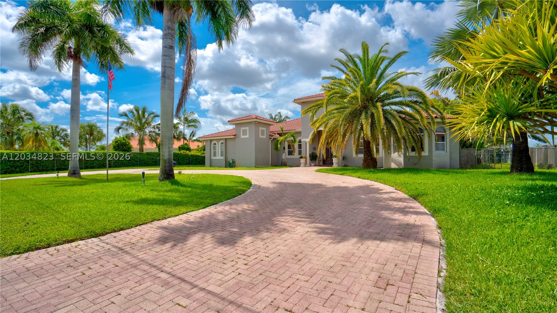 9810 NW 137th St, Hialeah Gardens FL 33018
