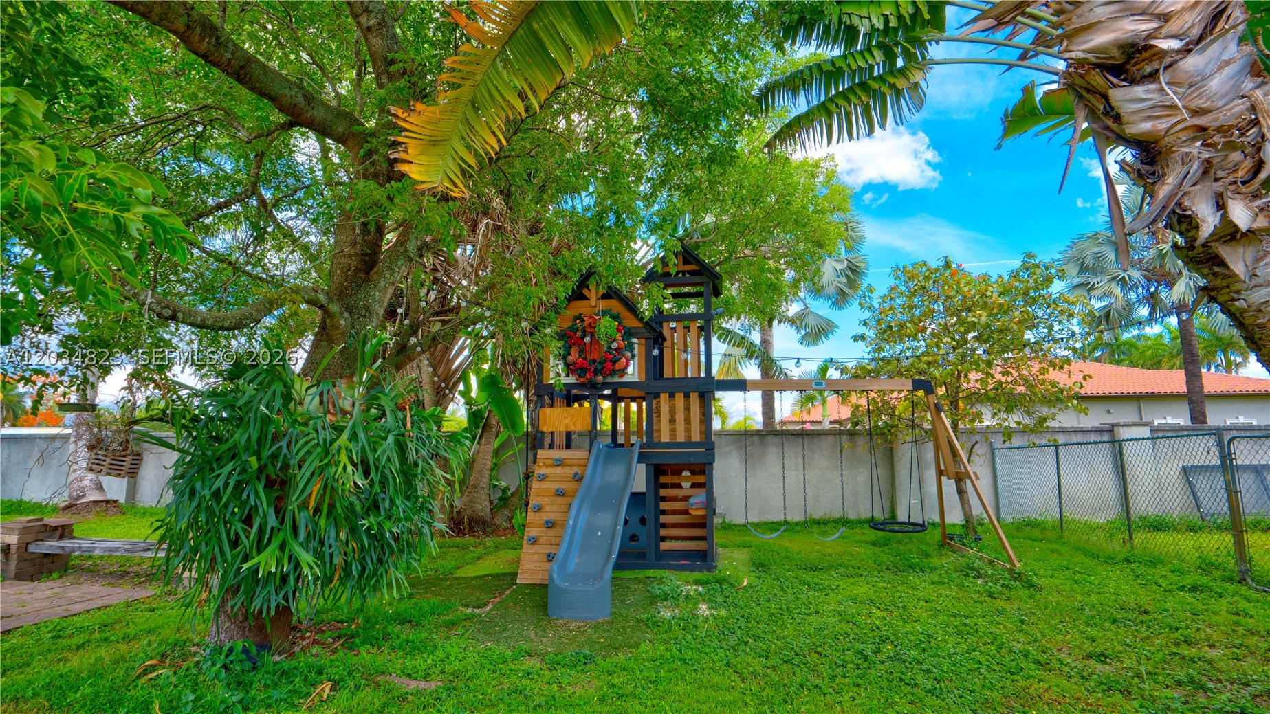 9810 NW 137th St, Hialeah Gardens FL 33018
