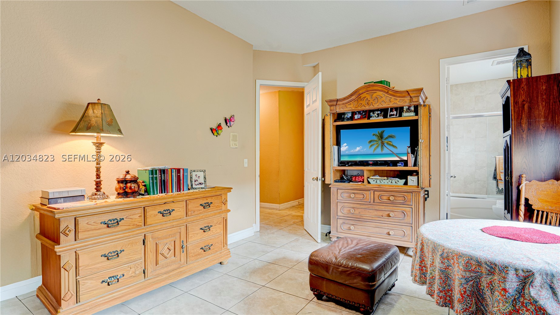 9810 NW 137th St, Hialeah Gardens FL 33018