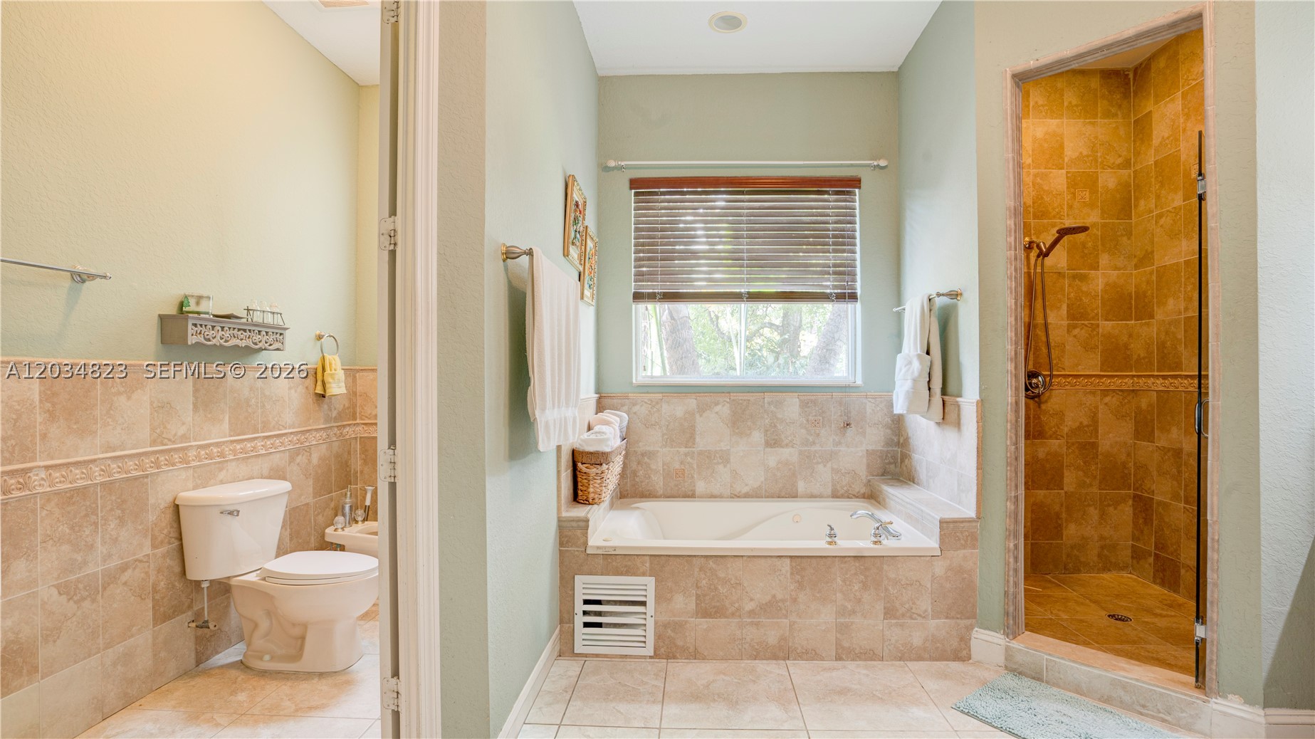 9810 NW 137th St, Hialeah Gardens FL 33018