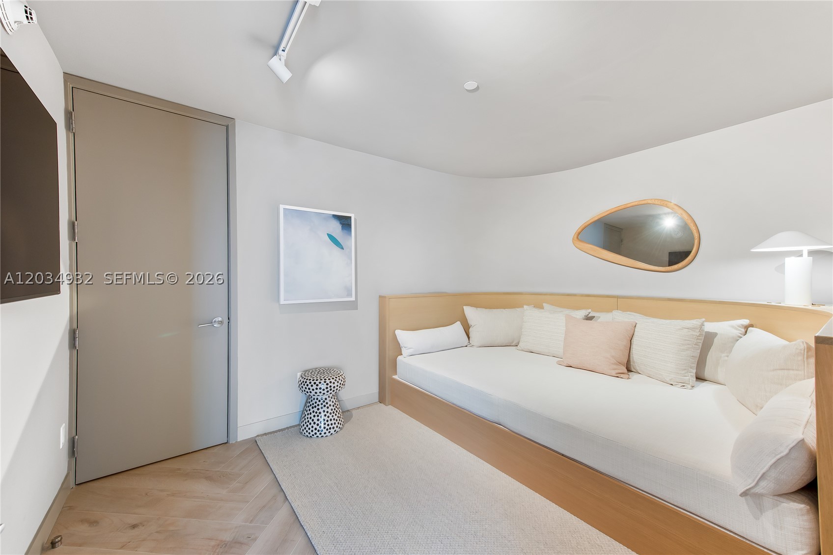 2201 Collins Ave #1019, Miami Beach FL 33139