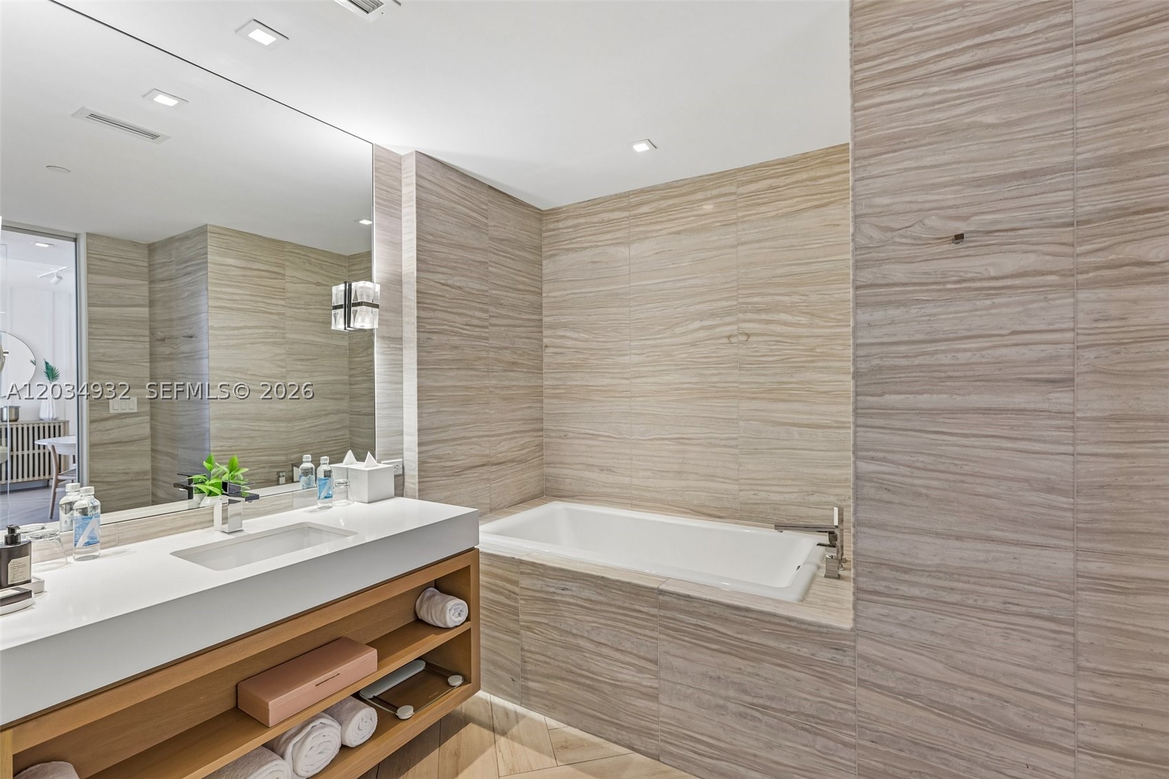 2201 Collins Ave #1019, Miami Beach FL 33139