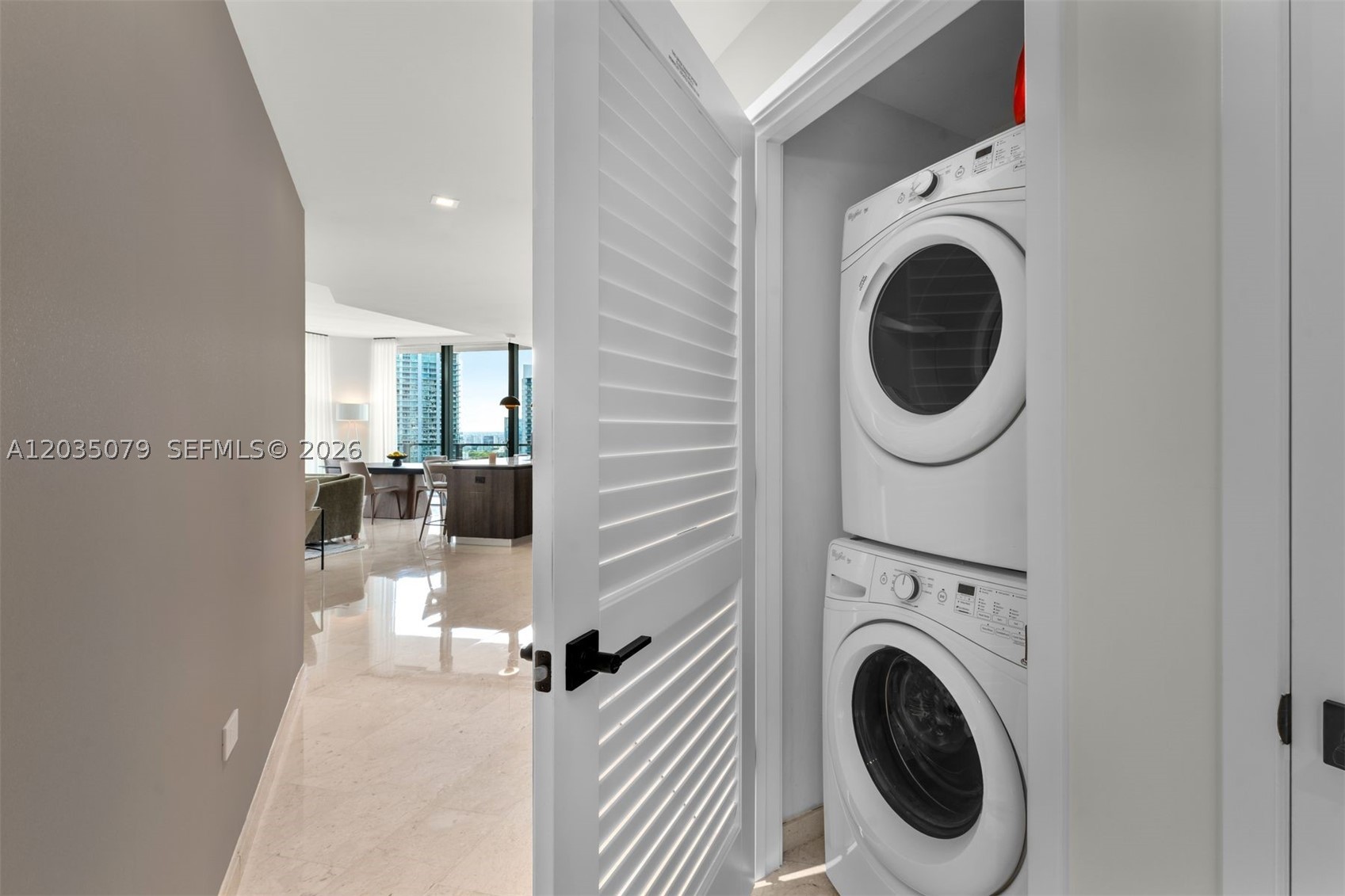 68 SE 6th St #2612, Miami FL 33131
