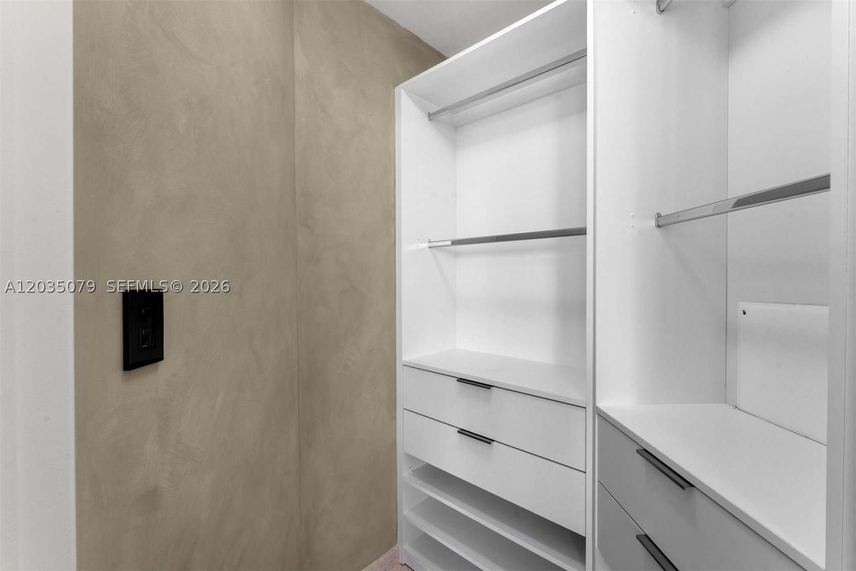 68 SE 6th St #2612, Miami FL 33131