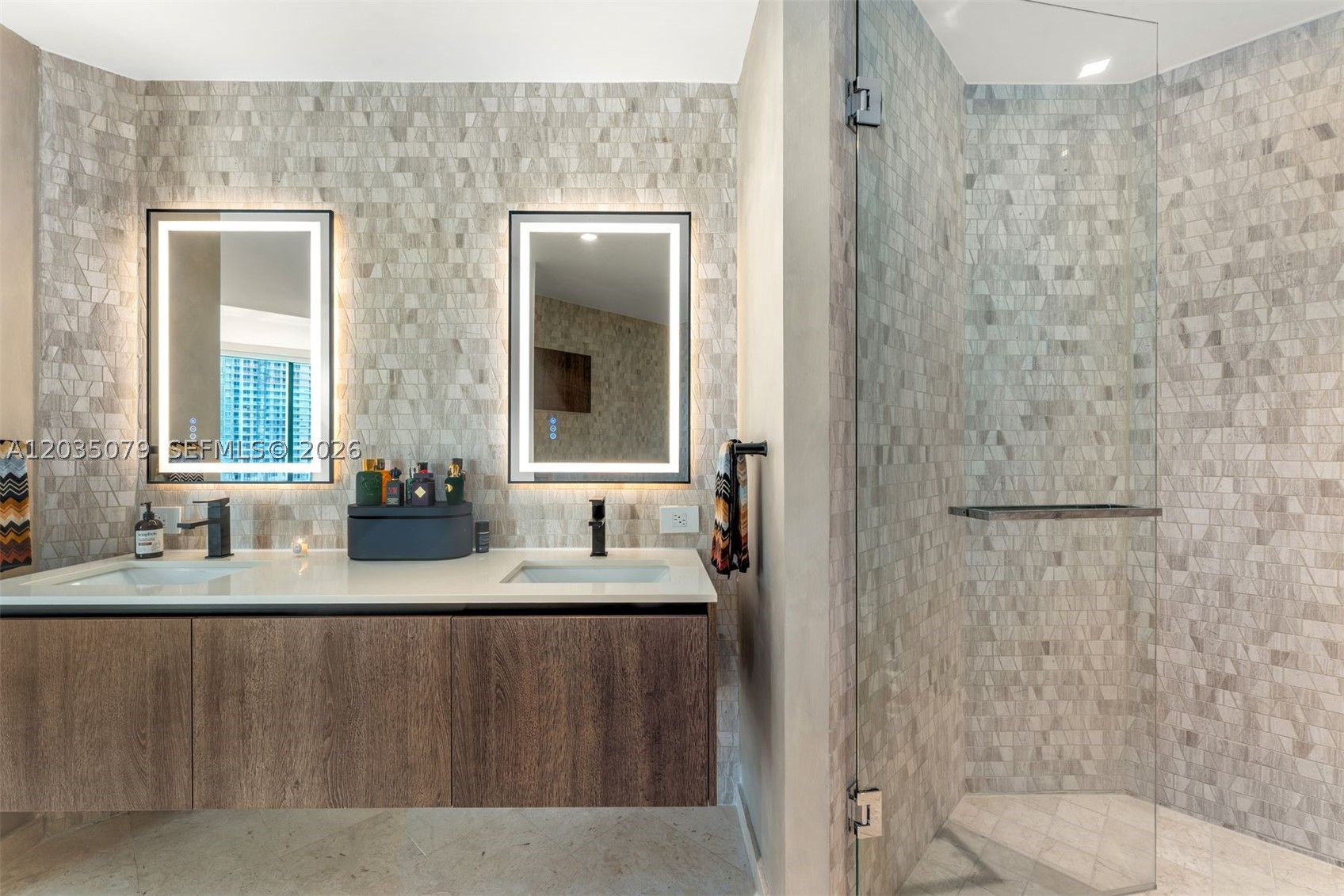 68 SE 6th St #2612, Miami FL 33131