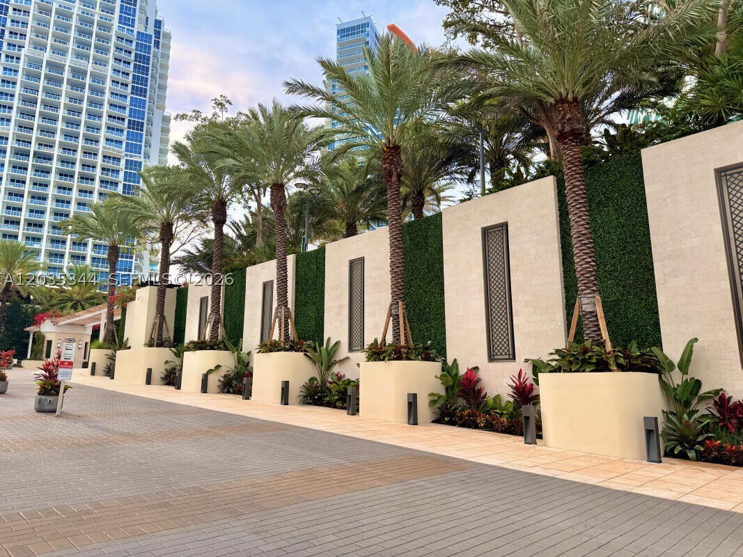 400 S Pointe Dr #307, Miami Beach FL 33139