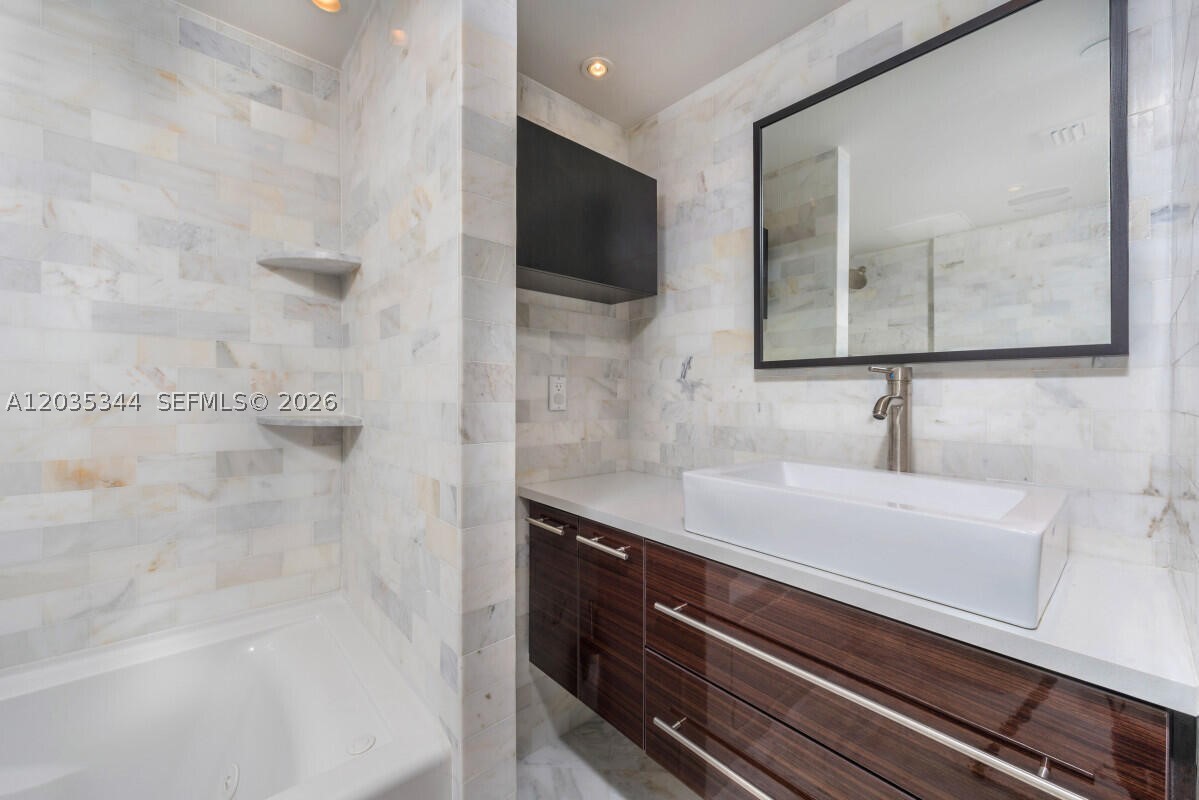 400 S Pointe Dr #307, Miami Beach FL 33139