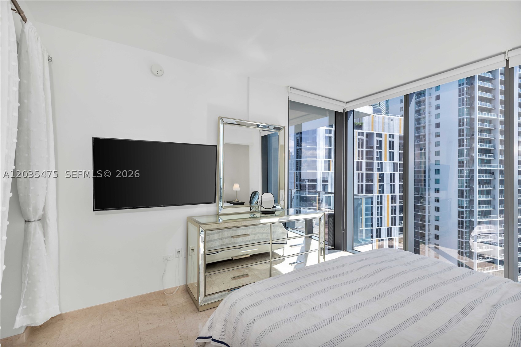 68 SE 6th St #1611, Miami FL 33131