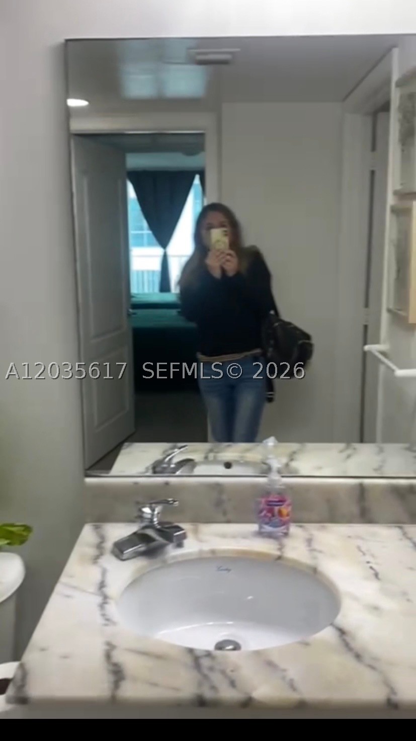 1200 Brickell Bay Dr #3318, Miami FL 33131