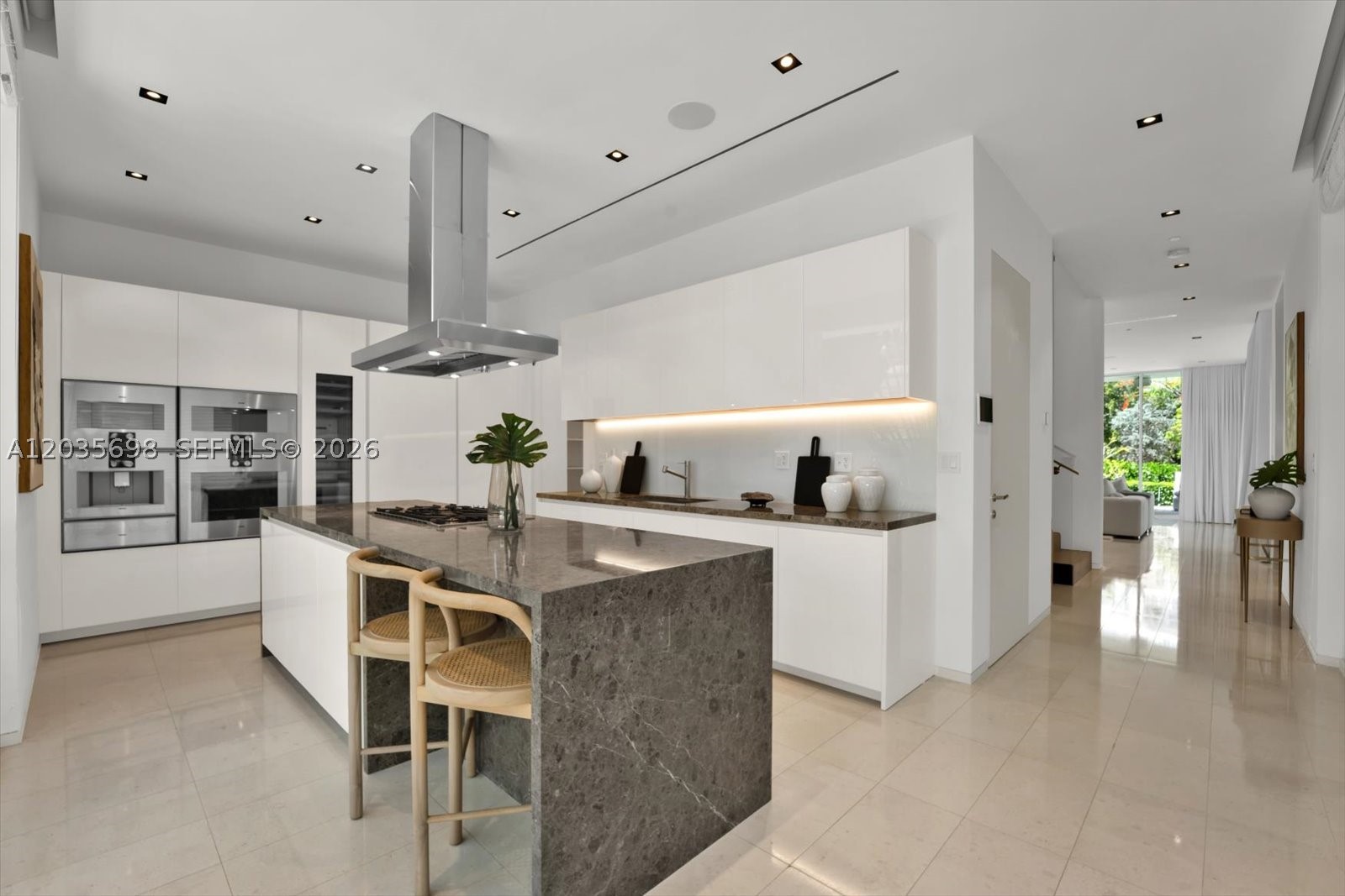810 W 47 CT, Miami Beach FL 33140