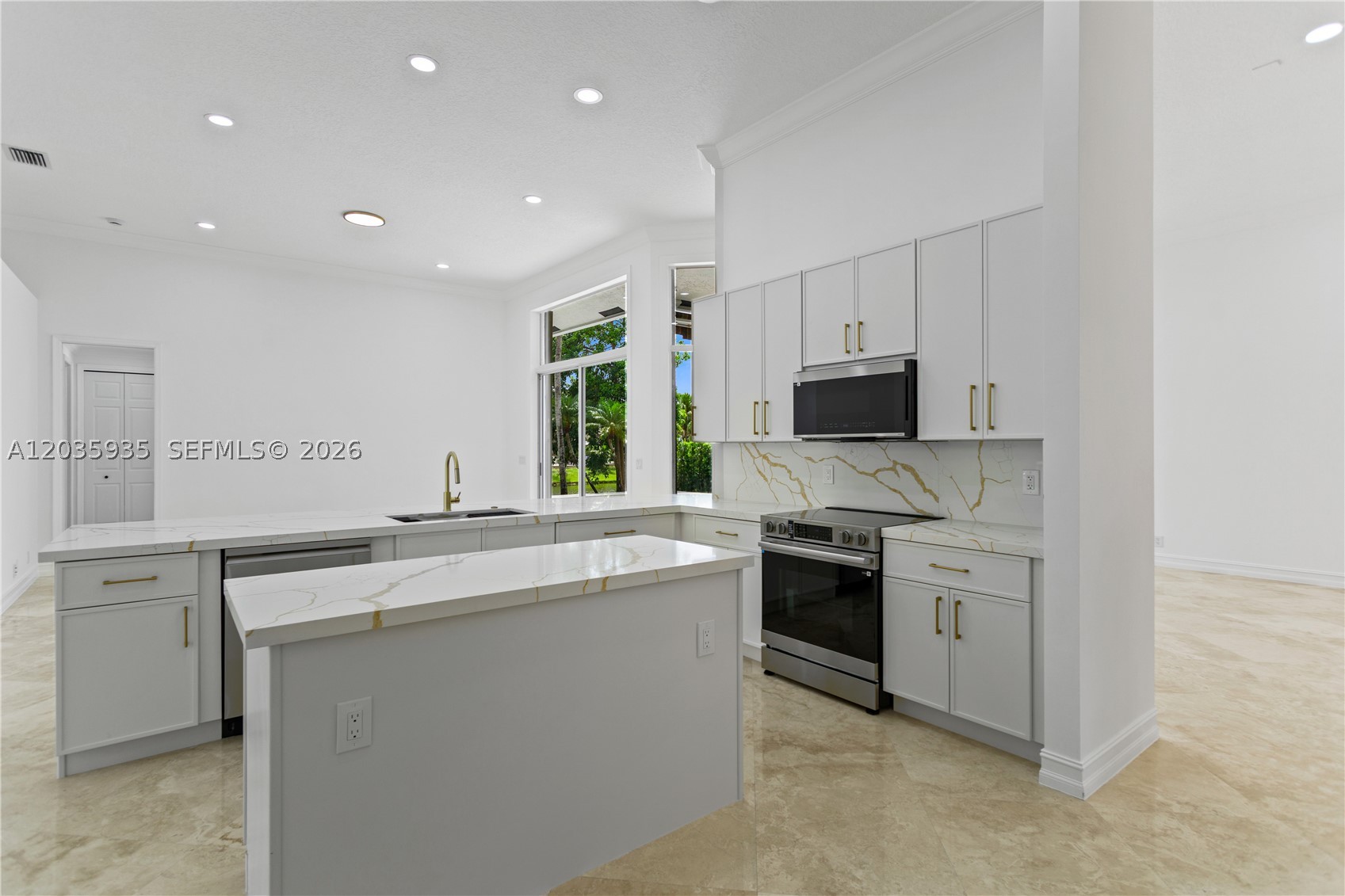 11021 Redhawk St, Plantation FL 33324
